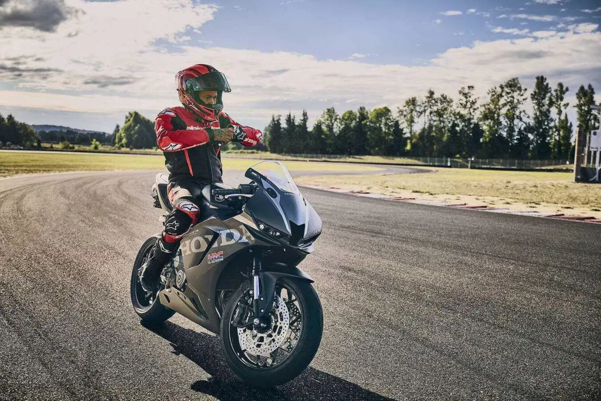 Honda CBR600RR 2027, ora frena come la Fireblade e le alette spariscono (21)