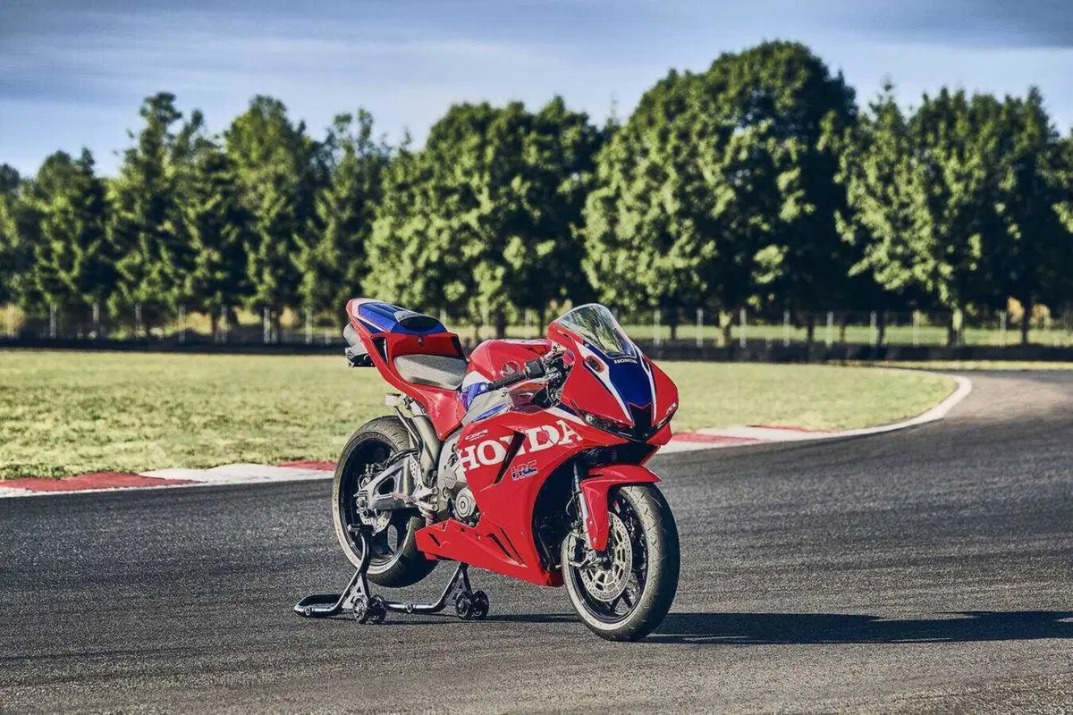 Honda CBR600RR 2027, ora frena come la Fireblade e le alette spariscono (30)