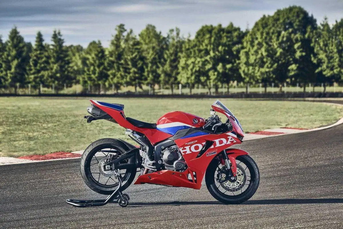 Honda CBR600RR 2027, ora frena come la Fireblade e le alette spariscono (31)