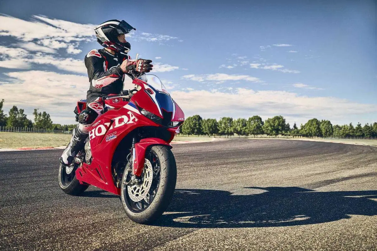 Honda CBR600RR 2027, ora frena come la Fireblade e le alette spariscono (35)