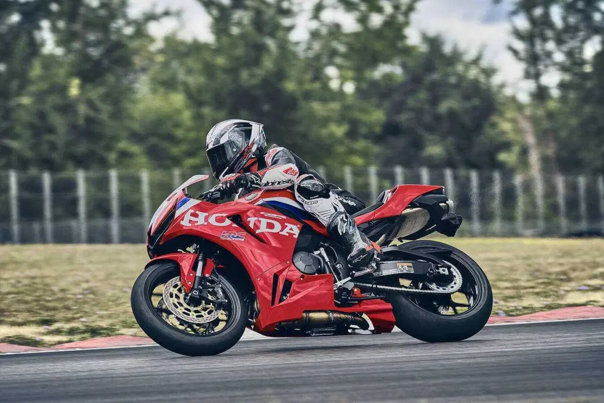 Honda CBR600RR 2027, ora frena come la Fireblade e le alette spariscono (37)