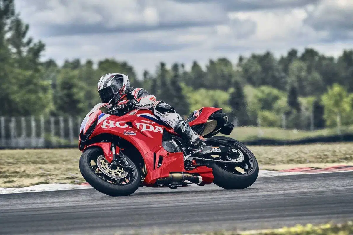 Honda CBR600RR 2027, ora frena come la Fireblade e le alette spariscono (38)