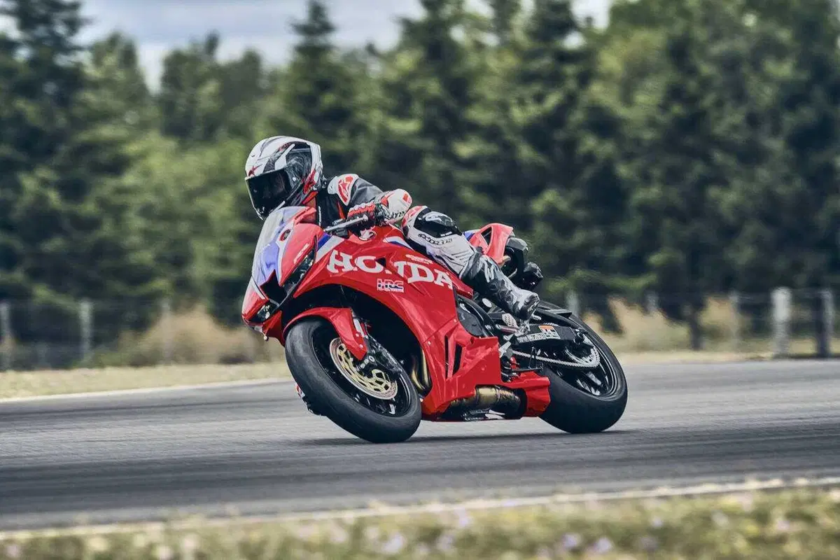Honda CBR600RR 2027, ora frena come la Fireblade e le alette spariscono (39)