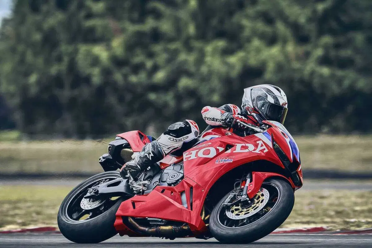 Honda CBR600RR 2027, ora frena come la Fireblade e le alette spariscono (40)