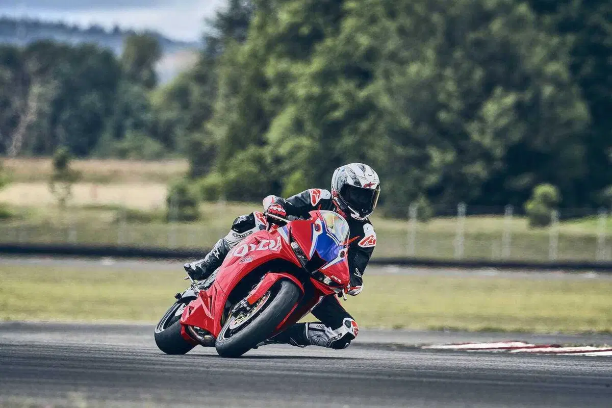 Honda CBR600RR 2027, ora frena come la Fireblade e le alette spariscono (41)