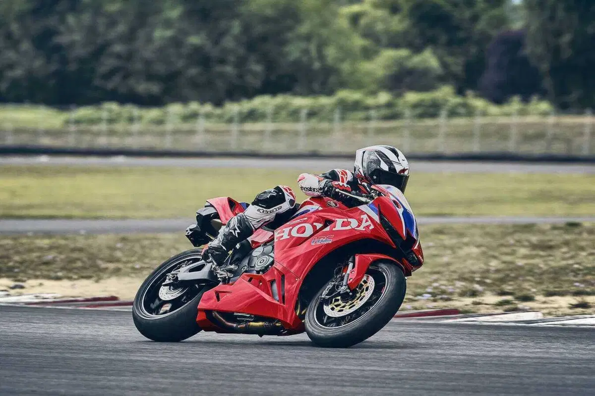 Honda CBR600RR 2027, ora frena come la Fireblade e le alette spariscono (42)