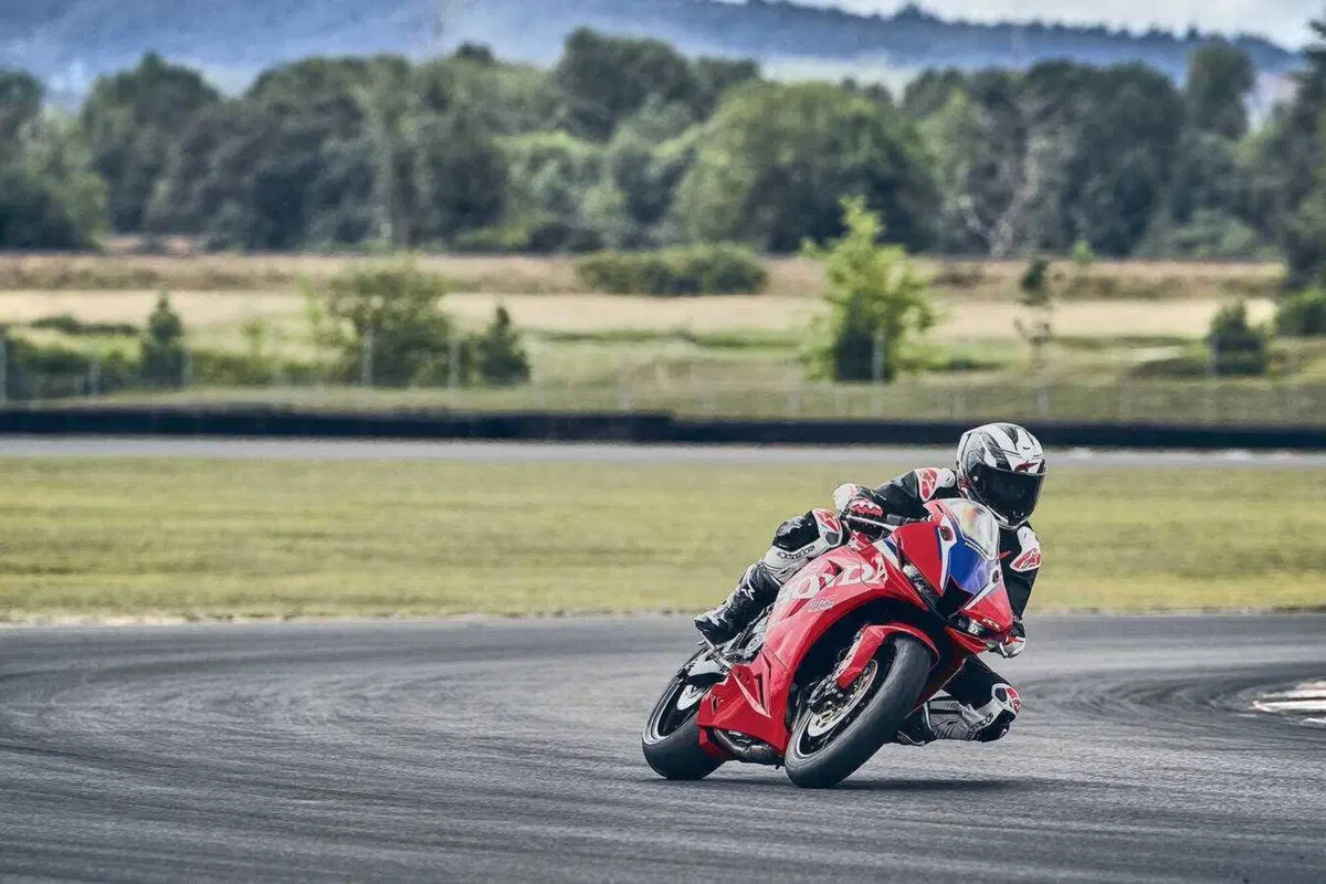 Honda CBR600RR 2027, ora frena come la Fireblade e le alette spariscono (43)