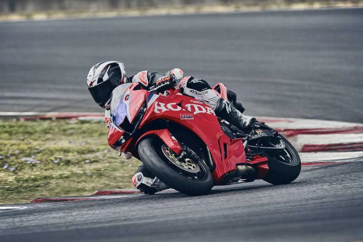 Honda CBR600RR 2027, ora frena come la Fireblade e le alette spariscono (45)