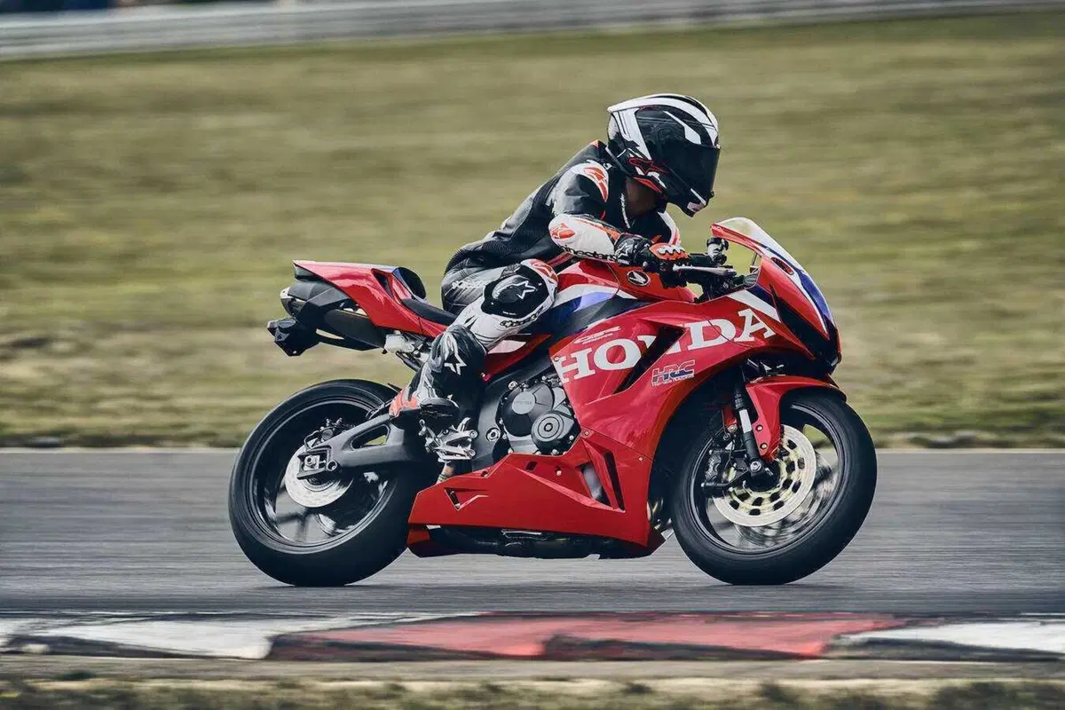 Honda CBR600RR 2027, ora frena come la Fireblade e le alette spariscono (46)