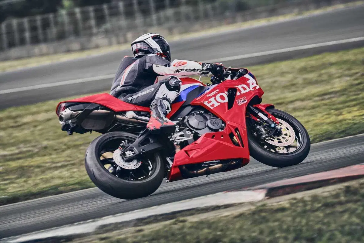 Honda CBR600RR 2027, ora frena come la Fireblade e le alette spariscono (47)