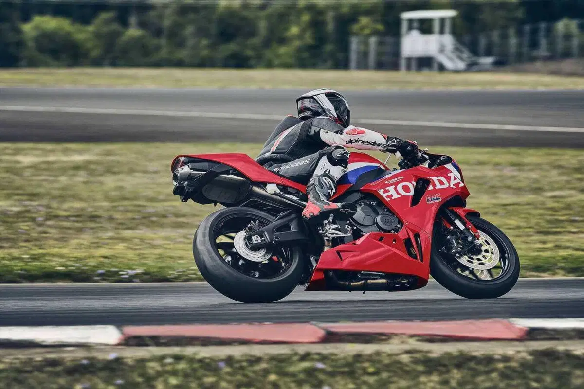 Honda CBR600RR 2027, ora frena come la Fireblade e le alette spariscono (51)