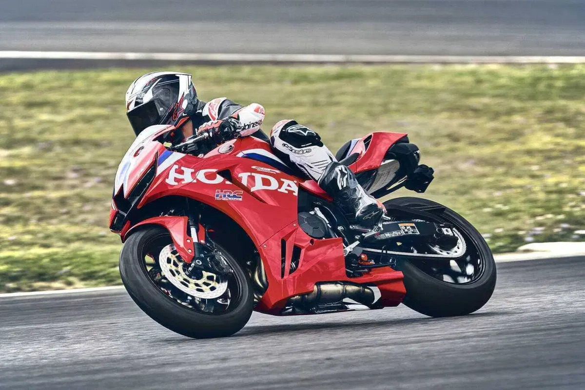 Honda CBR600RR 2027, ora frena come la Fireblade e le alette spariscono (50)