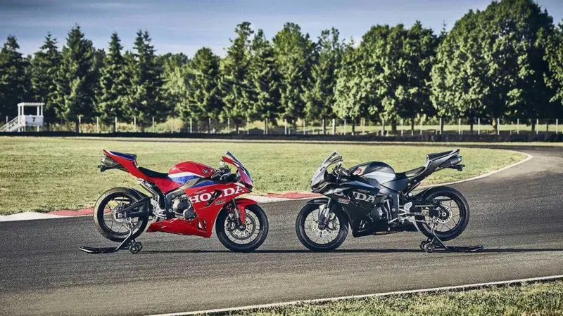 Honda CBR600RR 2027, ora frena come la Fireblade e le alette spariscono