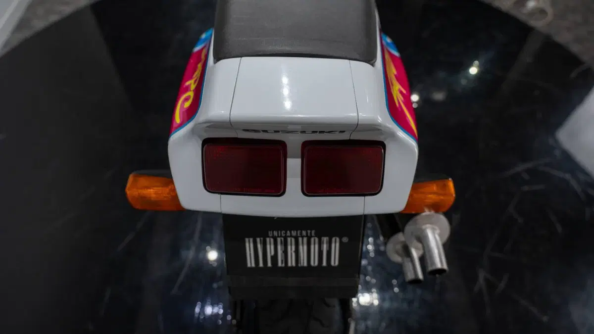Suzuki RGV 250 VJ22 (2)