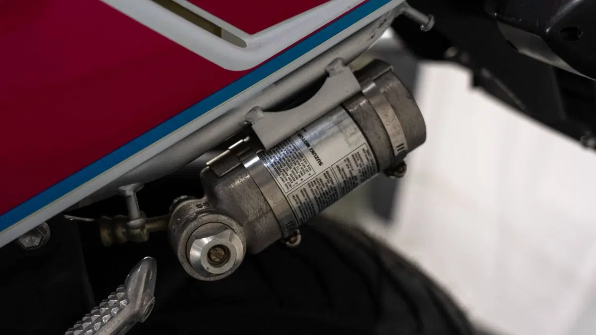 Suzuki RGV 250 VJ22 (7)