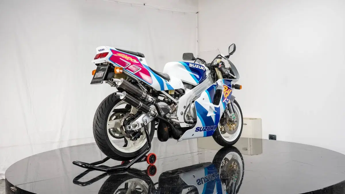 Suzuki RGV 250 VJ22 (8)