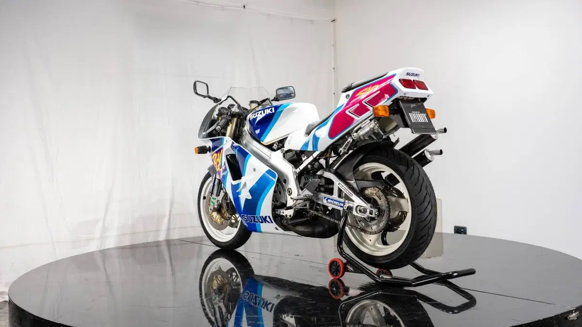 Suzuki RGV 250 VJ22 (10)