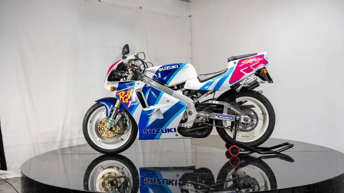 Suzuki RGV 250 VJ22 (11)