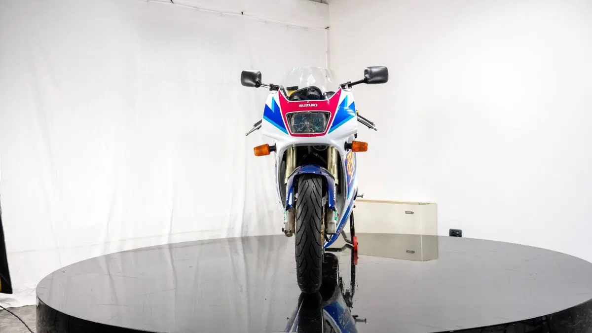 Suzuki RGV 250 VJ22 (13)