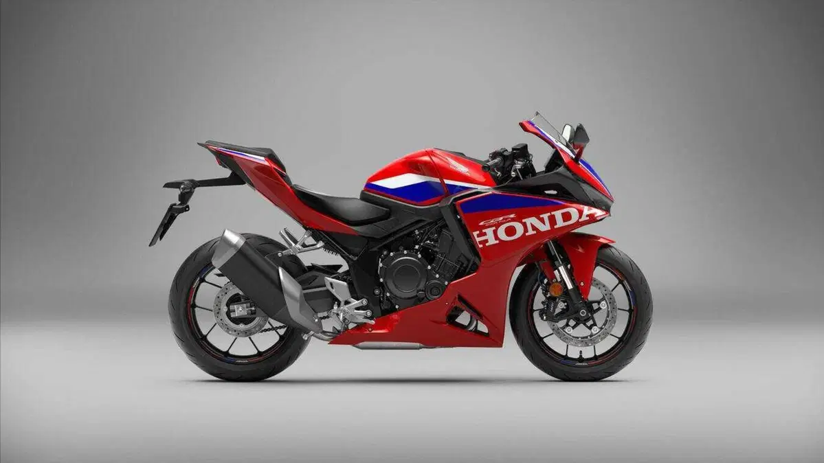 Honda CBR500R Four: quattro cilindri, 72 CV ed E-Clutch di serie. E non è la CBR500R che conosci