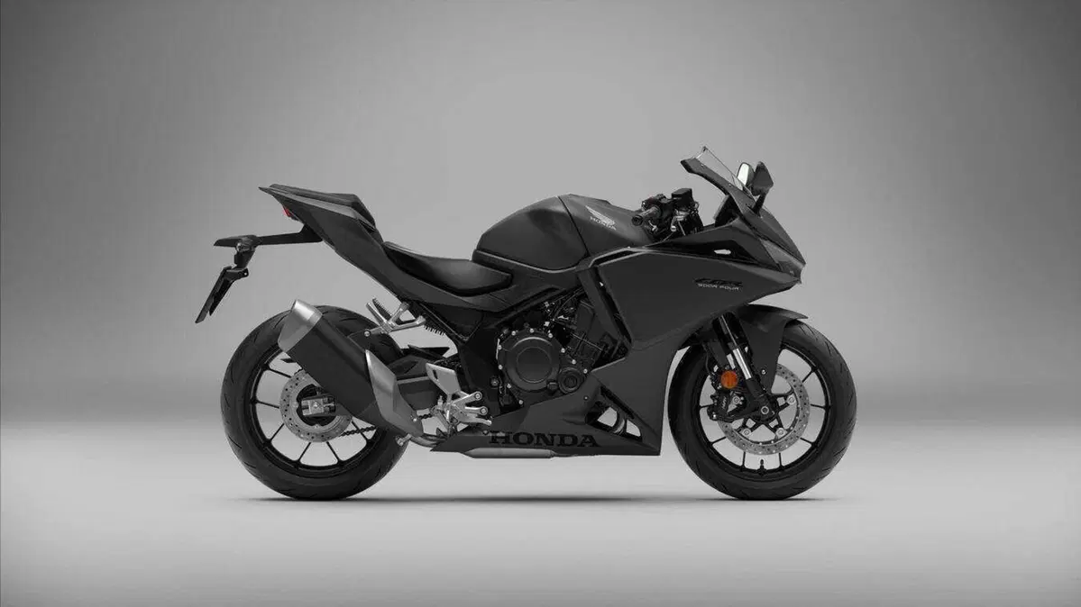 Honda CBR500R Four: quattro cilindri, 72 CV ed E-Clutch di serie. E non è la CBR500R che conosci (2)