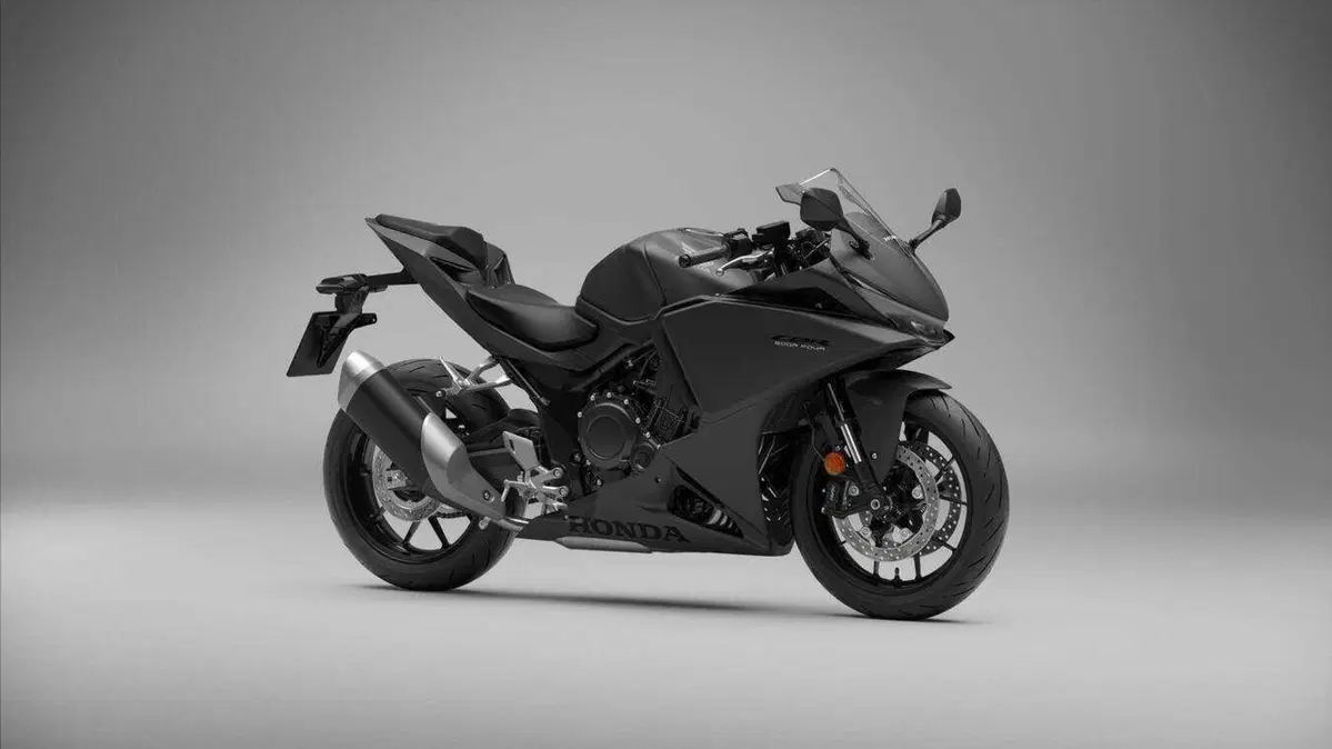 Honda CBR500R Four: quattro cilindri, 72 CV ed E-Clutch di serie. E non è la CBR500R che conosci (3)