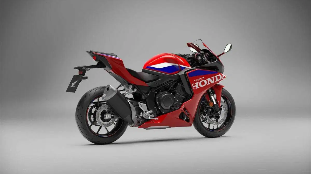 Honda CBR500R Four: quattro cilindri, 72 CV ed E-Clutch di serie. E non è la CBR500R che conosci (4)