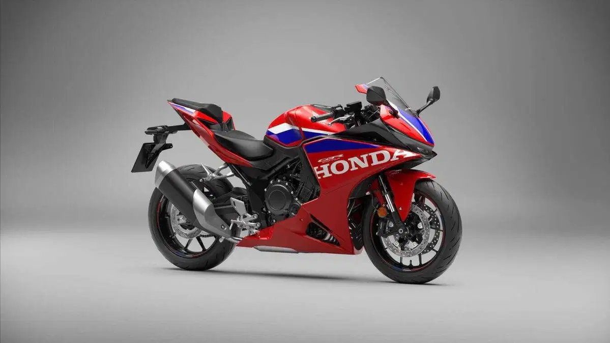 Honda CBR500R Four: quattro cilindri, 72 CV ed E-Clutch di serie. E non è la CBR500R che conosci (5)