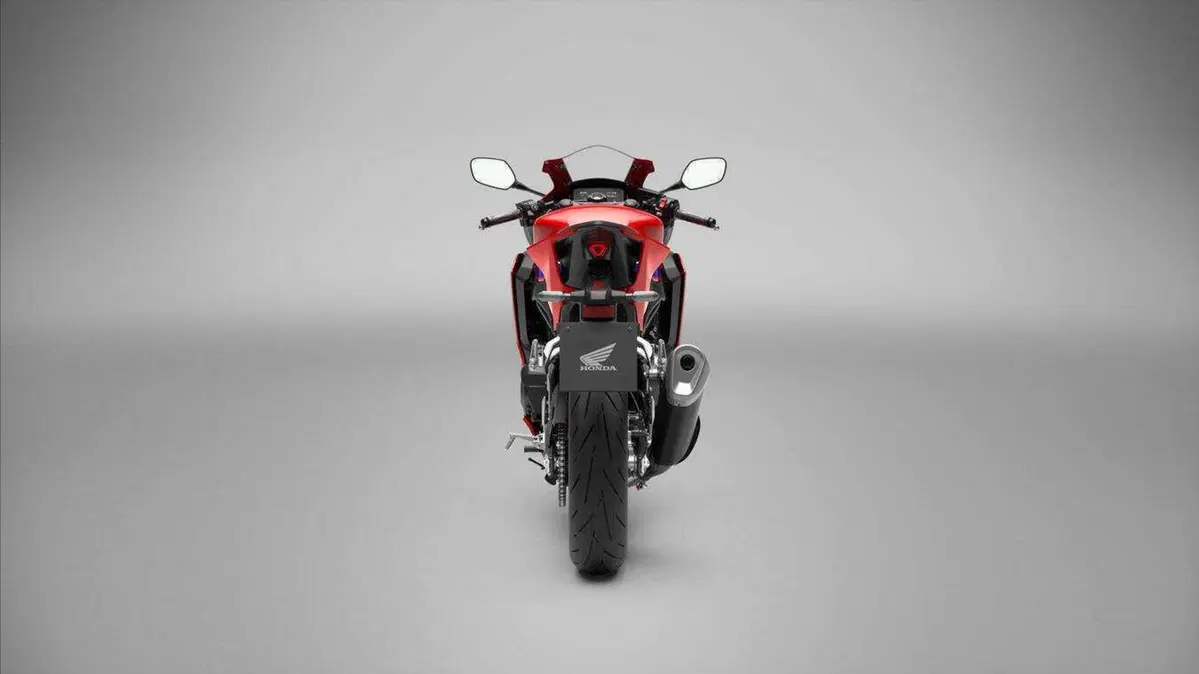 Honda CBR500R Four: quattro cilindri, 72 CV ed E-Clutch di serie. E non è la CBR500R che conosci (6)