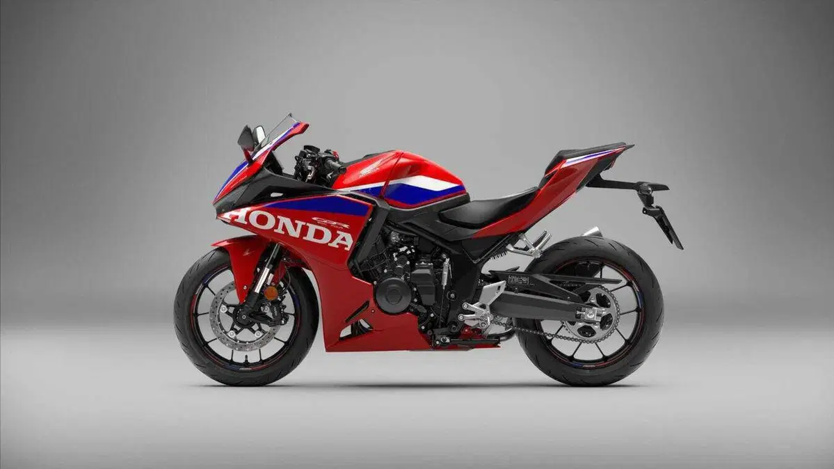 Honda CBR500R Four: quattro cilindri, 72 CV ed E-Clutch di serie. E non è la CBR500R che conosci (7)