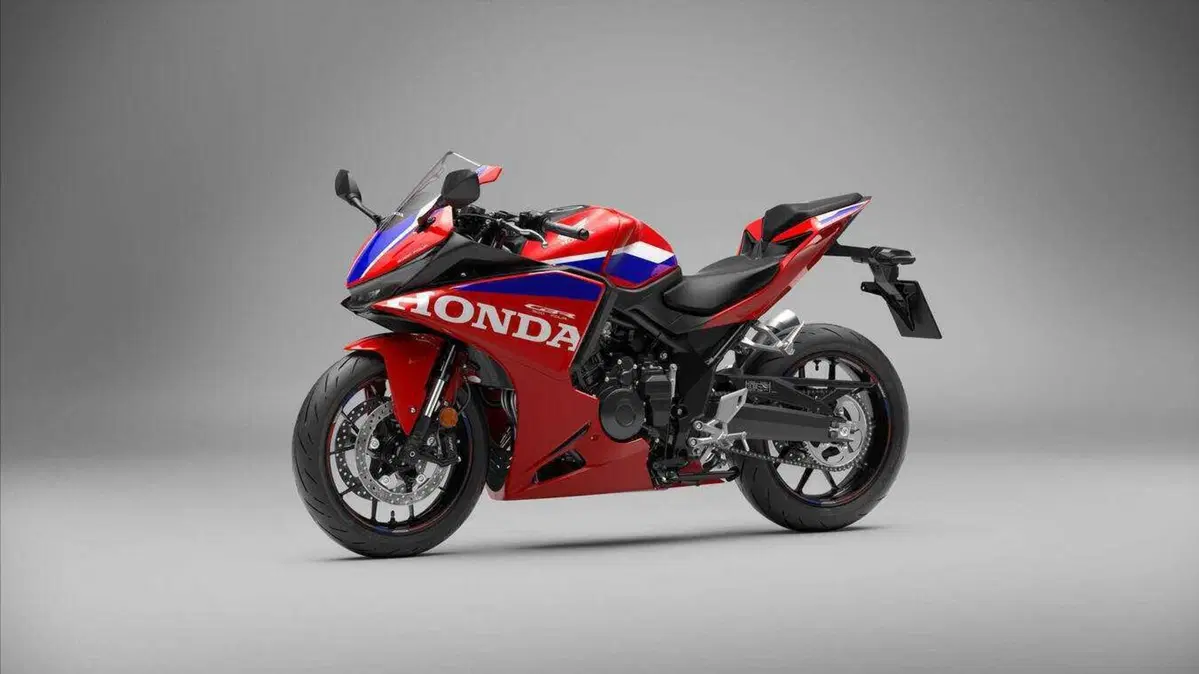 Honda CBR500R Four: quattro cilindri, 72 CV ed E-Clutch di serie. E non è la CBR500R che conosci (9)