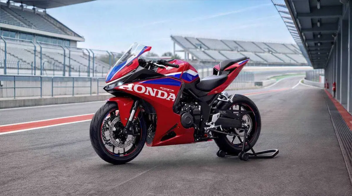 Honda CBR500R Four: quattro cilindri, 72 CV ed E-Clutch di serie. E non è la CBR500R che conosci (11)