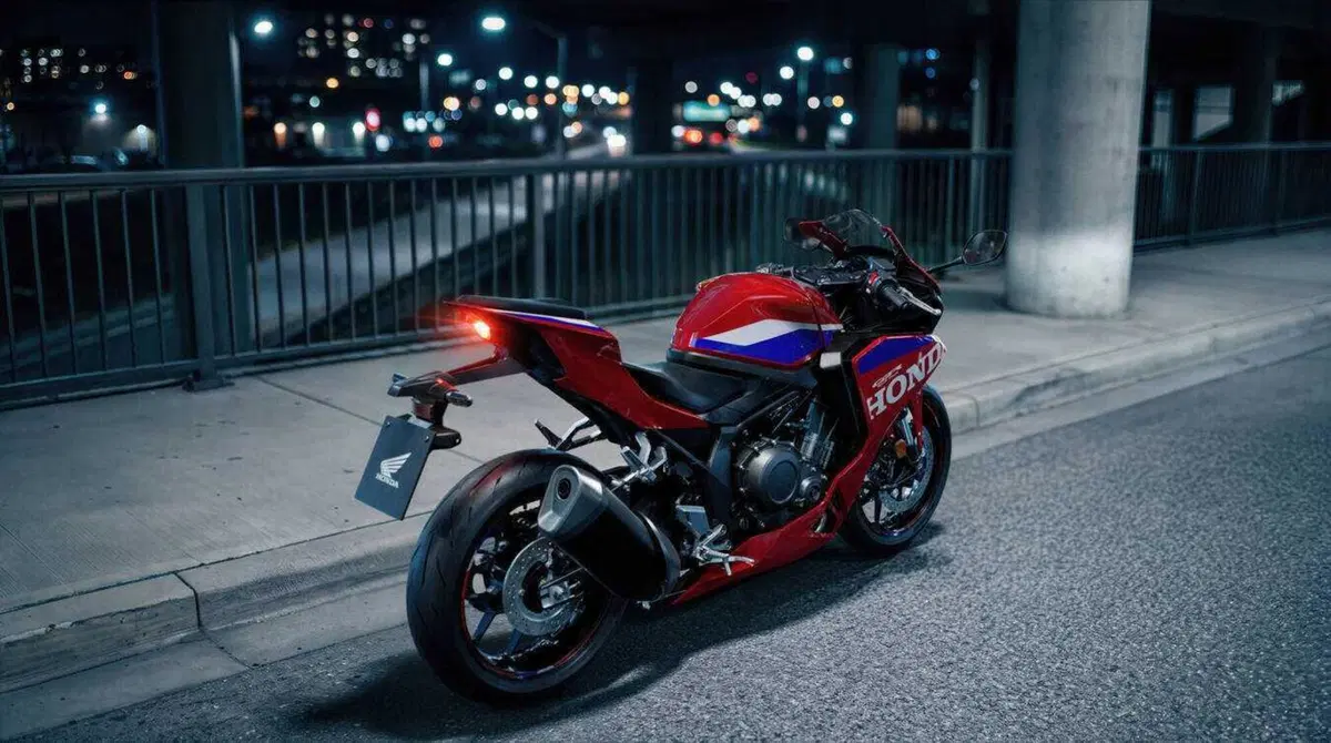Honda CBR500R Four: quattro cilindri, 72 CV ed E-Clutch di serie. E non è la CBR500R che conosci (12)