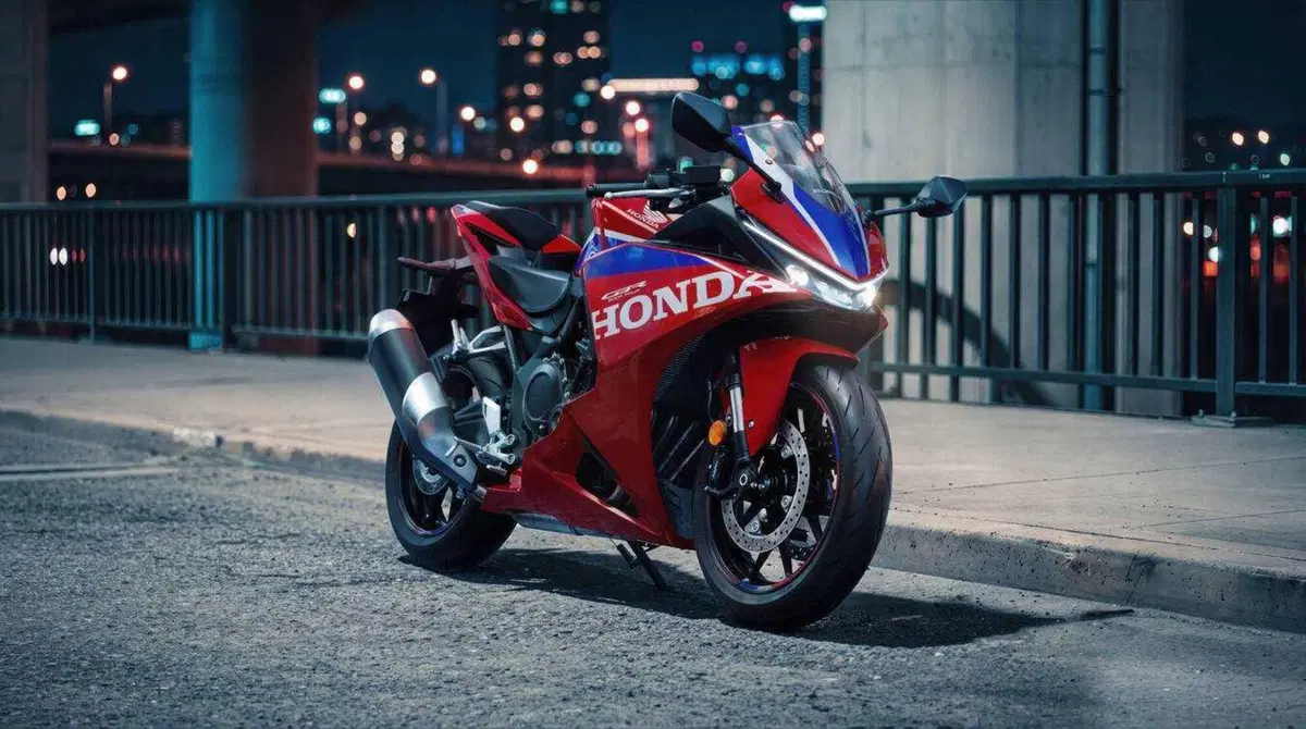 Honda CBR500R Four: quattro cilindri, 72 CV ed E-Clutch di serie. E non è la CBR500R che conosci (14)