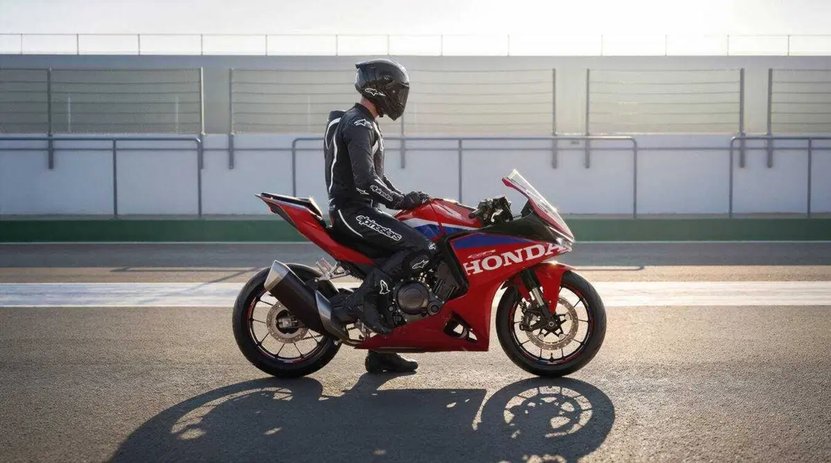 Honda CBR500R Four: quattro cilindri, 72 CV ed E-Clutch di serie. E non è la CBR500R che conosci (13)