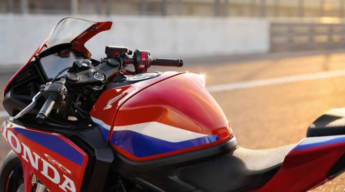 Honda CBR500R Four: quattro cilindri, 72 CV ed E-Clutch di serie. E non è la CBR500R che conosci (15)