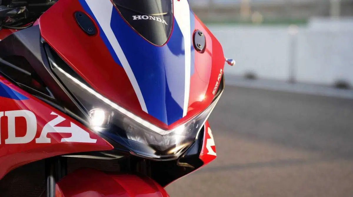 Honda CBR500R Four: quattro cilindri, 72 CV ed E-Clutch di serie. E non è la CBR500R che conosci (16)