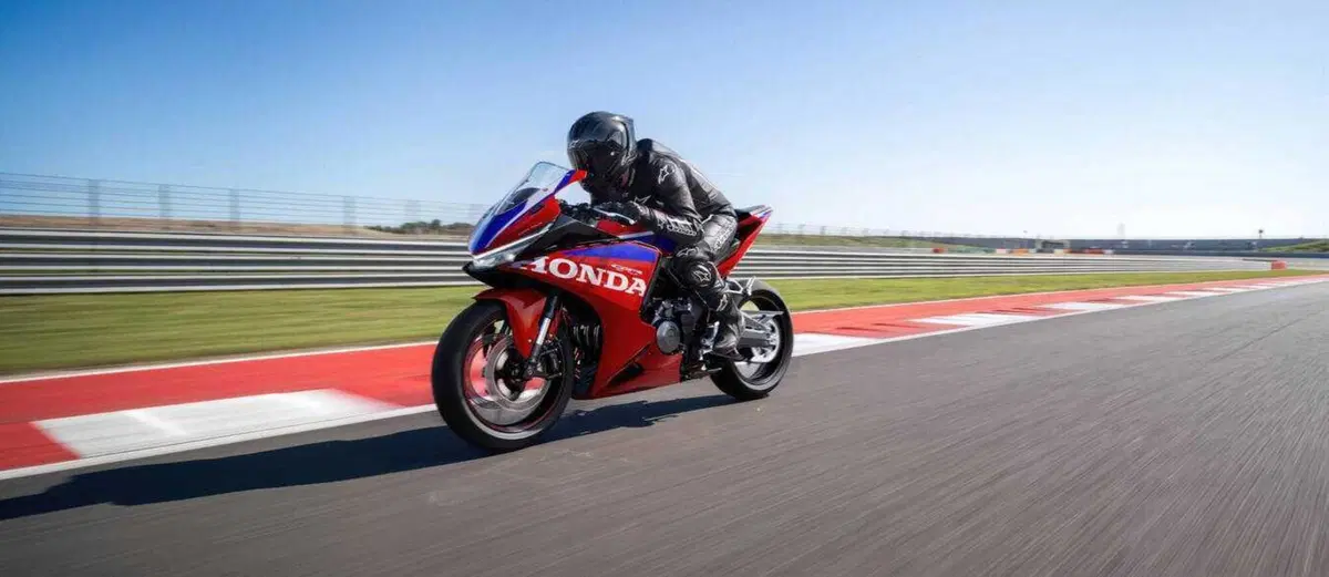 Honda CBR500R Four: quattro cilindri, 72 CV ed E-Clutch di serie. E non è la CBR500R che conosci (18)