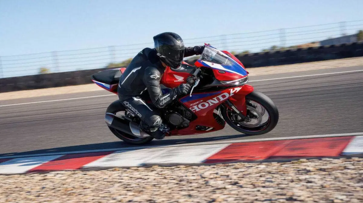 Honda CBR500R Four: quattro cilindri, 72 CV ed E-Clutch di serie. E non è la CBR500R che conosci (19)