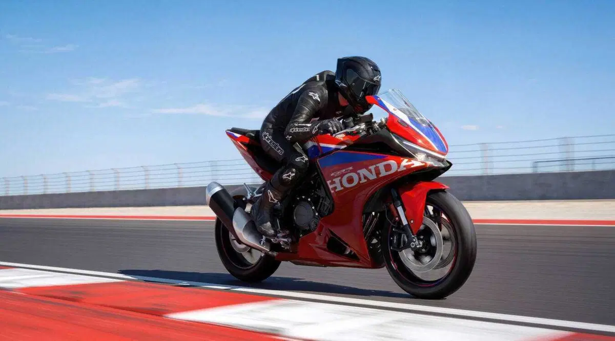 Honda CBR500R Four: quattro cilindri, 72 CV ed E-Clutch di serie. E non è la CBR500R che conosci (20)