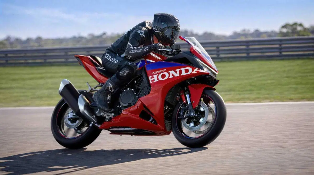 Honda CBR500R Four: quattro cilindri, 72 CV ed E-Clutch di serie. E non è la CBR500R che conosci (22)