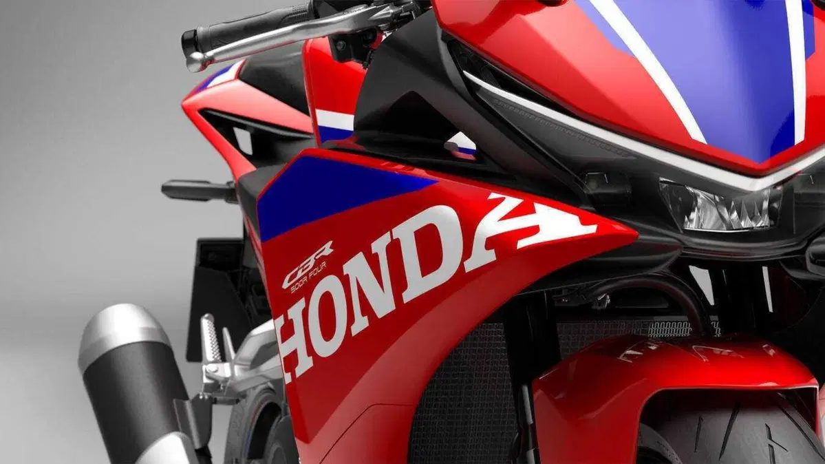 Honda CBR500R Four: quattro cilindri, 72 CV ed E-Clutch di serie. E non è la CBR500R che conosci (21)