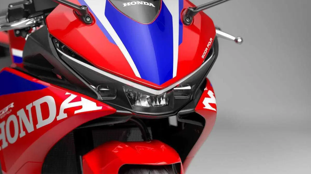 Honda CBR500R Four: quattro cilindri, 72 CV ed E-Clutch di serie. E non è la CBR500R che conosci (23)