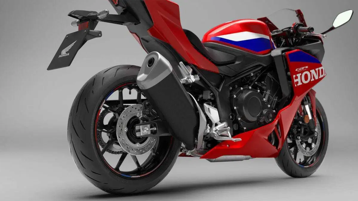 Honda CBR500R Four: quattro cilindri, 72 CV ed E-Clutch di serie. E non è la CBR500R che conosci (24)