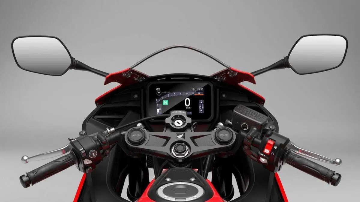 Honda CBR500R Four: quattro cilindri, 72 CV ed E-Clutch di serie. E non è la CBR500R che conosci (25)