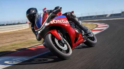 Honda CBR500R Four: quattro cilindri, 72 CV ed E-Clutch di serie. E non è la CBR500R che conosci