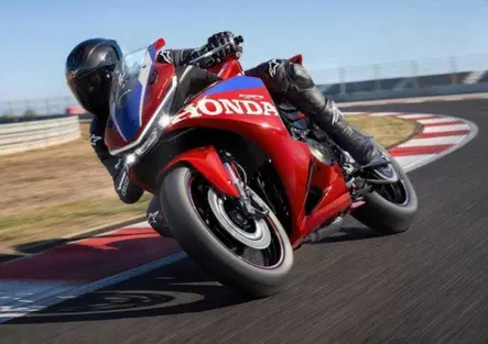 Honda CBR500R Four: quattro cilindri, 72 CV ed E-Clutch di serie. E non è la CBR500R che conosci [GALLERY]