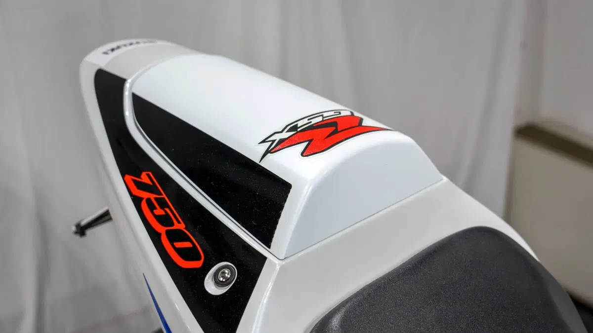 Suzuki GSX-R 750 K1 (16)