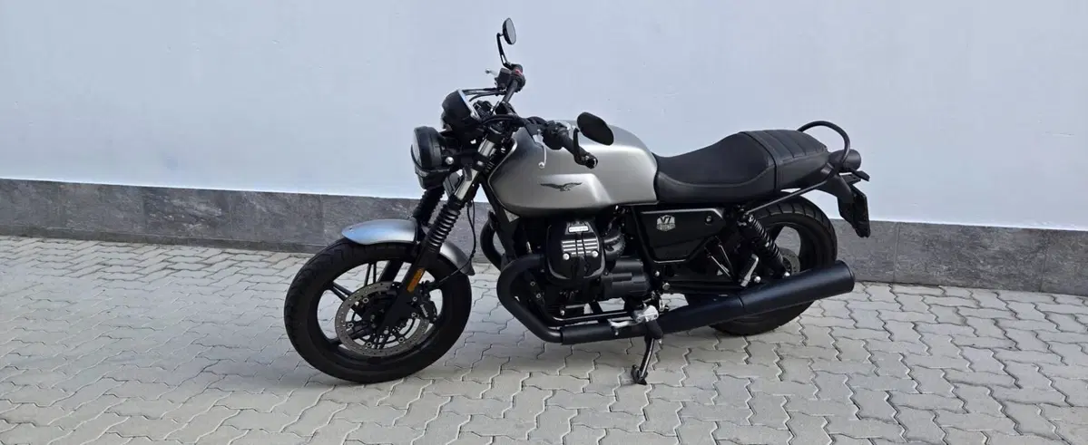 Moto Guzzi V7 Stone (2021 - 24) (3)