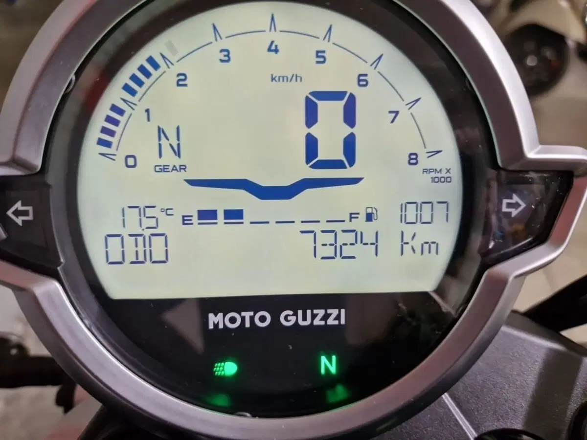 Moto Guzzi V7 Sport (2025 - 26) (7)